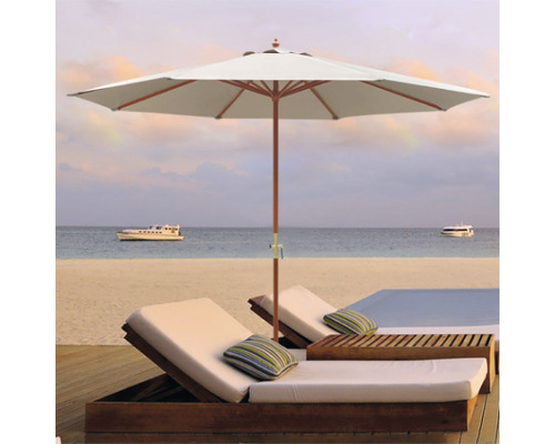 Strandscen med parasoll och solstolar