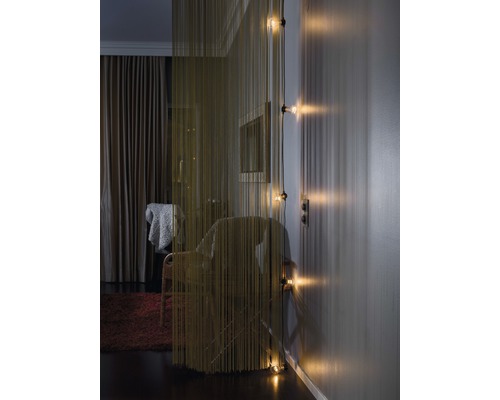 Interiör med trådgardin och ljusinstallation