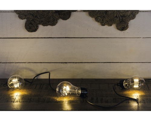 Ljuskedja med glödlampor på ett träbord