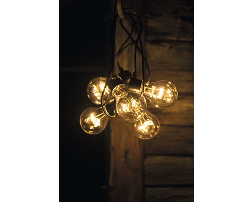 Dekorativa glödlampor hänger i kablar.