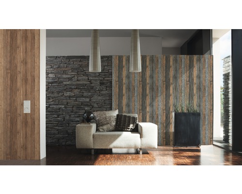 Vardagsrum med fåtölj, dekorativa kuddar, dekorativ stenmur och trävägg