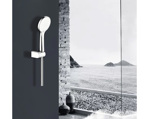 Handdusch med slang monterad på väggen