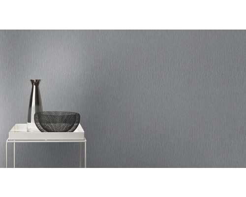 Grå strukturtapet med vas och skål på sidobord