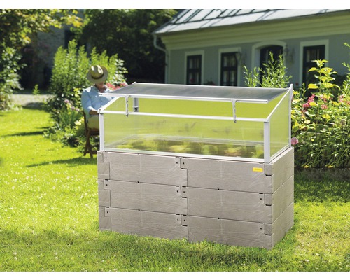 Pallkrage med växthus i trädgården