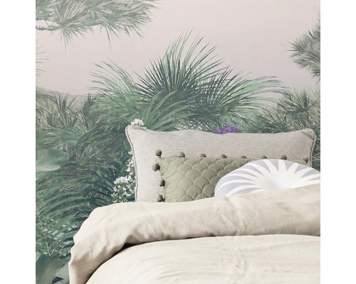 Säng med kuddar och en fototapet med djungelmotiv