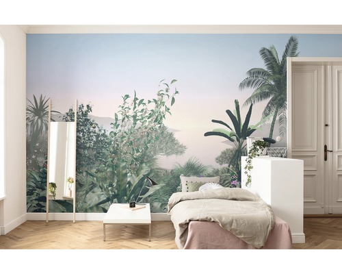 Ljust sovrum med fototapet med djungeltema, säng och spegel