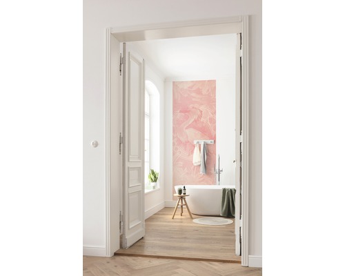 Badrum med badkar, pall, handdukar och en rosa fototapet med drakmotiv.