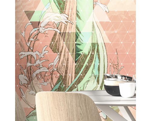 Vägg med geometriskt och blommigt mönster bakom matbord och stolar