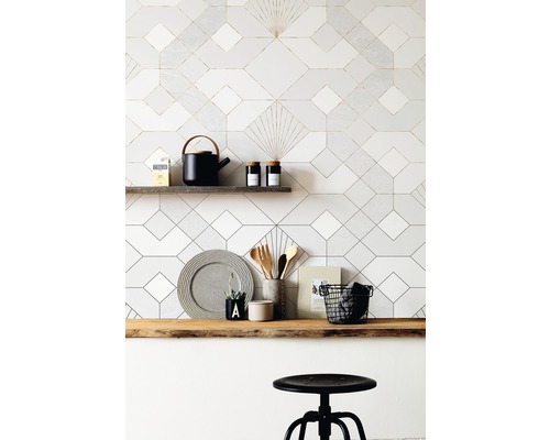 Dekorativ väggdekoration med geometriska kakelmönster, trähyllor och köksdekoration