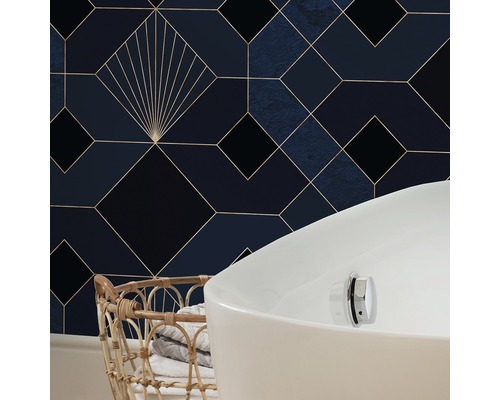 Badrumsdesign med geometrisk tapet, badkar och tvättkorg