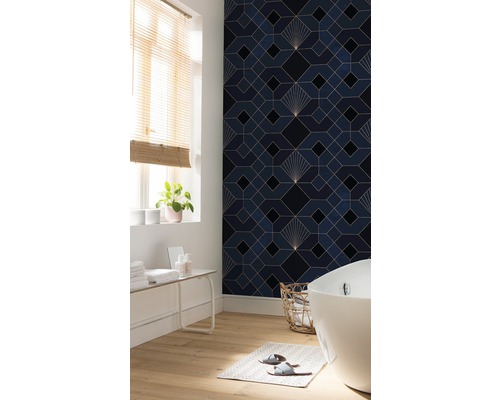 Badrum med geometrisk tapet, badkar och trägolv för en ljus och organiserad atmosfär.