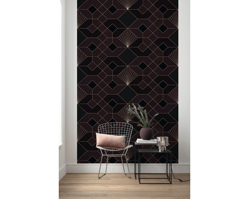 Vardagsrum med geometrisk tapet, stol och sidobord