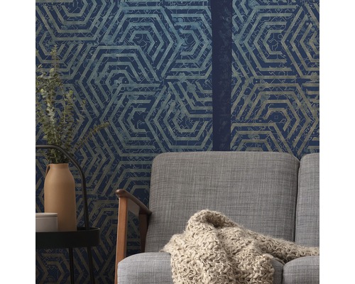 Rumsutsikt med geometrisk mönstrad tapet i ett vardagsrum.