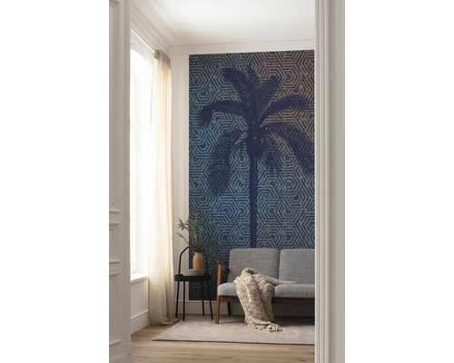 Vardagsrum med fototapet med palmtema, soffa och sidobord.