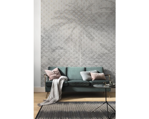 Vardagsrum med mönstrad tapet, soffa, matta och sidobord