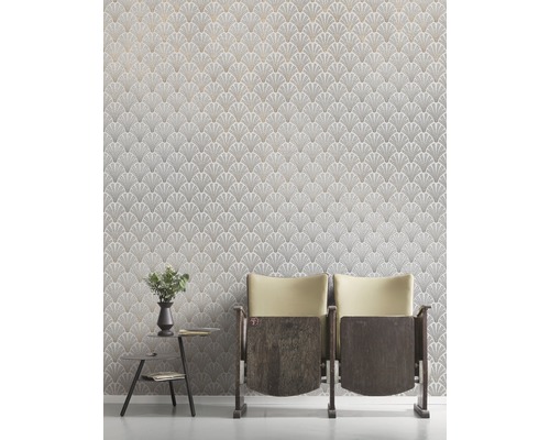 Vardagsrum med tapet med fläktmönster, sidobord och sittplatser