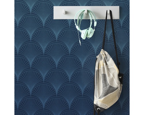Blå mönstrad tapet med garderob, hörlurar och tygväska