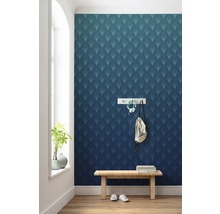 Hall med mönstrad tapet, bänk och klädhängare