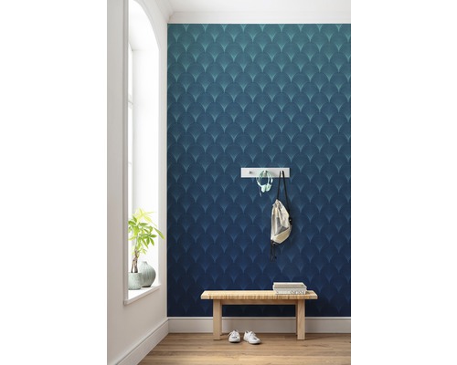 Hall med mönstrad tapet, bänk och klädhängare