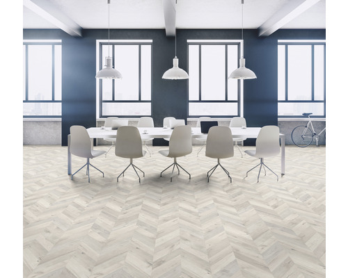 Modernt konferensrum med parkettgolv, konferensbord och stolar.