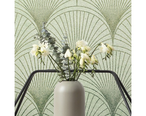 Dekorativ tapet med fläktmönster bakom en vas med blommor