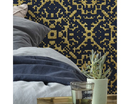 Sovrum med säng och mörkblå mönstrad tapet