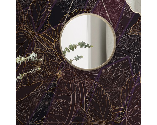 Vägg med blommig tapet och rund spegel