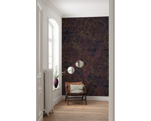 Rum med mönstrad tapet, fåtölj och speglar