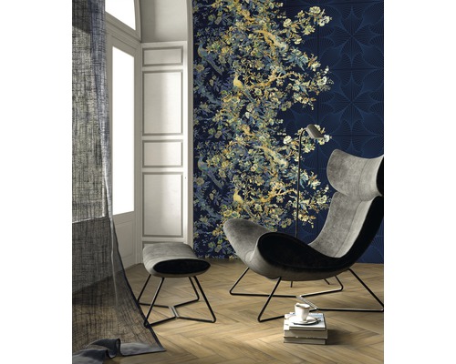 Vardagsrum med fåtölj, pall och väggbeklädnad med blommönster och fågelmotiv.