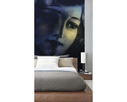 Sovrum med fototapet av ett kvinnans ansikte bakom en träbädd.