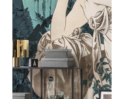 Dekorativ väggmålning med växtmotiv och en kvinna på en hylla med dekoration