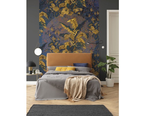 Sovrum med säng och blommönstrad tapet