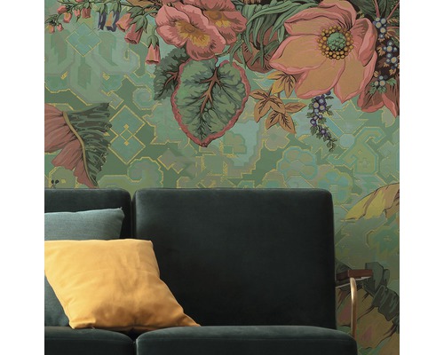 Detaljvy av en blommönstrad tapet i ett vardagsrum