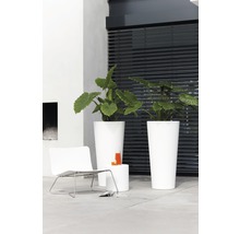 Dekorativ scen med stol, bord och planteringskärl för utomhusbruk