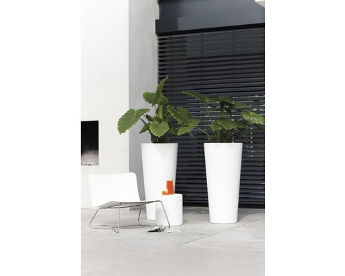 Dekorativ scen med stol, bord och planteringskärl för utomhusbruk