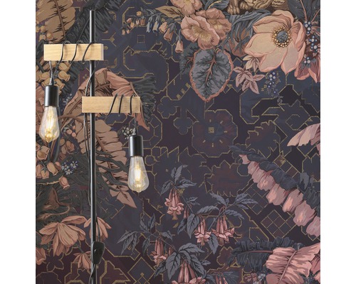 Golvlampa och en blommig tapet i ett rum