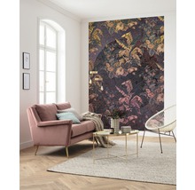 Vardagsrum med mönstrad tapet, soffa, fåtölj och matta
