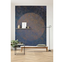Rumsdesign med en mönstrad tapet, en bänk och en golvlampa