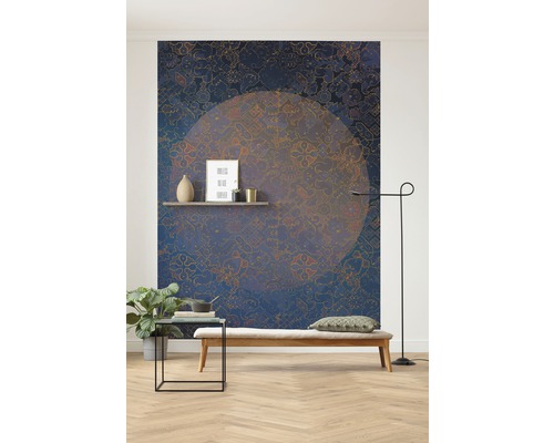 Rumsdesign med en mönstrad tapet, en bänk och en golvlampa