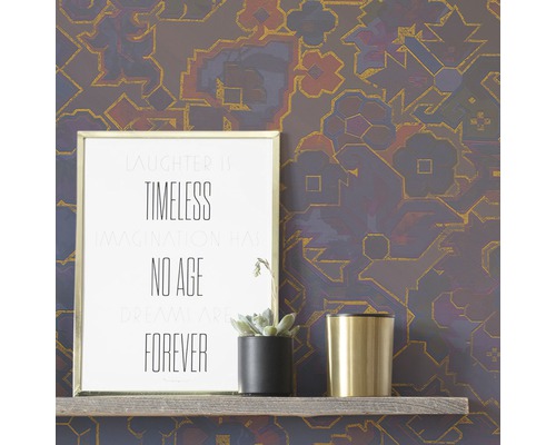 Mönstrad tapet som bakgrund med dekorativ hylla, inramat citat, suckulent och ljusstake