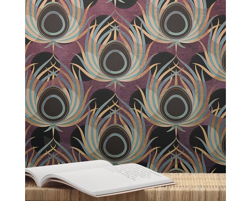 Tapet med påfågelfjäderdesign på en vägg