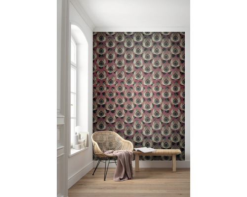 Rum med mönstrad tapet, rottingfåtölj och träbänk