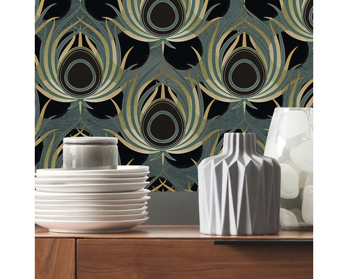 Dekorativ bostadsmiljö med blommönstrad tapet i Art Déco-stil, porslin och vaser