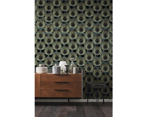 Vardagsrum med byrå, dekoration och tapet med fjädermotiv