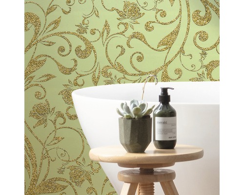 Dekorativ väggdekoration med blommigt tapetmönster, badkar och badrumstillbehör på en pall