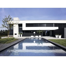 Modernt hus med pool, trädgårdsmöbler och blomlådor