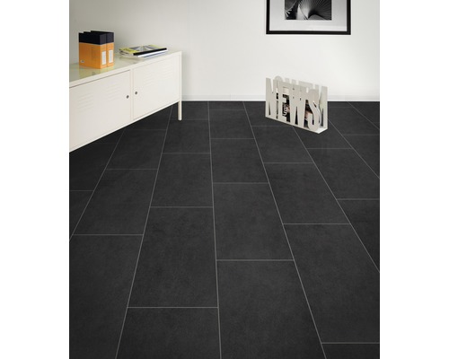 Rumsöversikt med mörka golvplattor