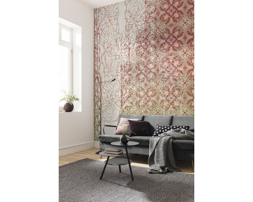 Vardagsrum med mönstrad tapet, soffa, soffbord och matta.