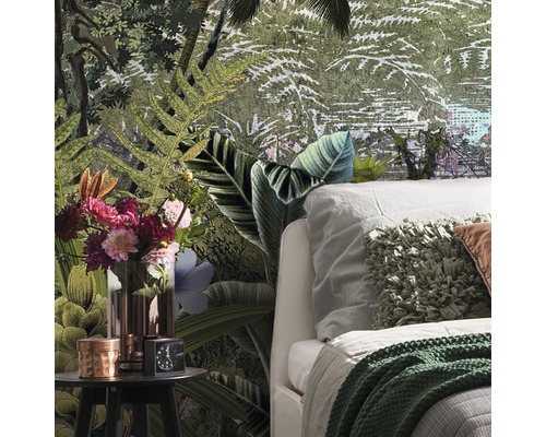 Sovrum med djungeltapet, sängbord och säng