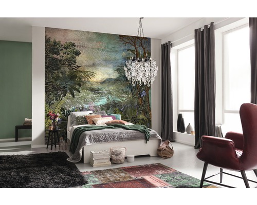 Sovrum med fototapet djungel, säng, fåtölj och gardiner